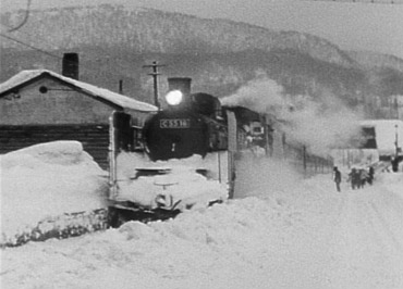雪と闘う機関車